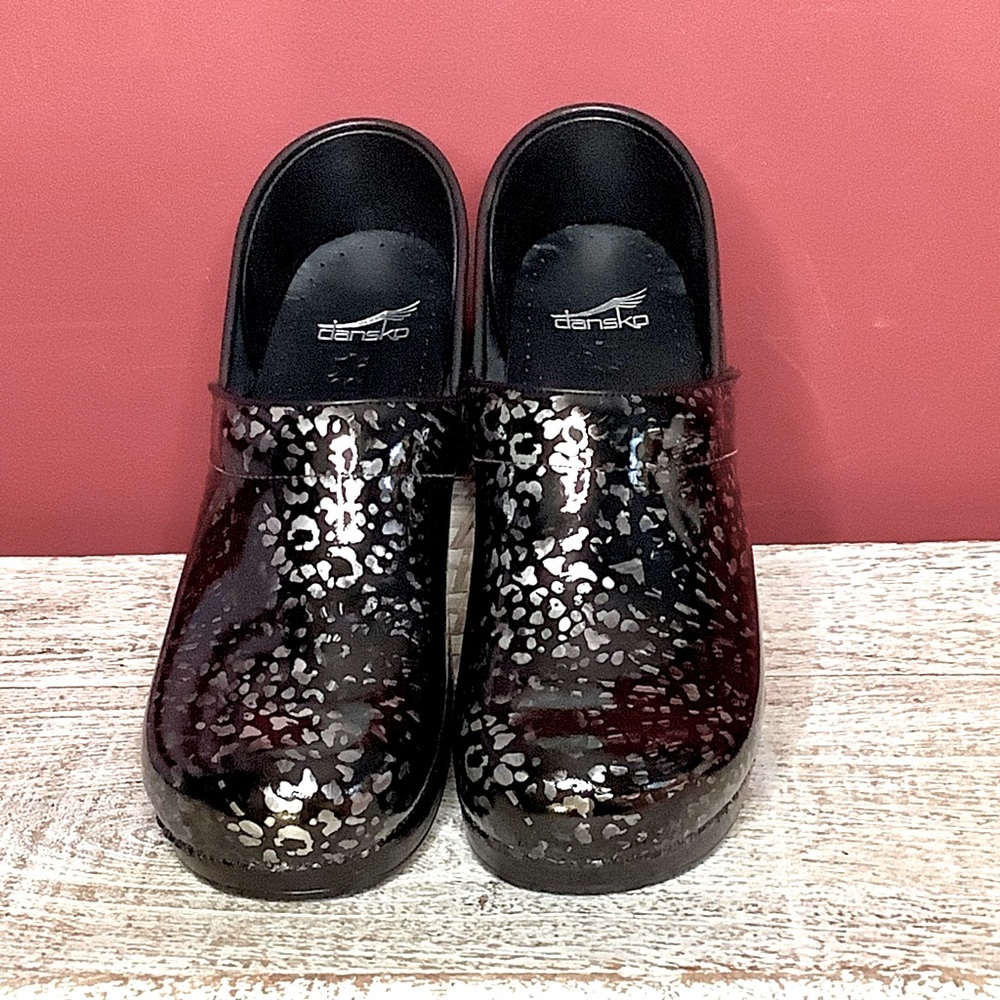 DANSKO NWOT Sz 42 Pewter Leopard Patent Leather Professional Clog Arch Support